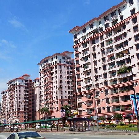 Kk Waterfront Suites At Marina Court Кота-Кинабалу Экстерьер фото